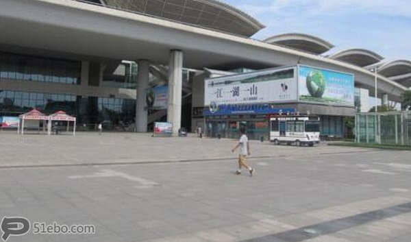 武漢站東出站口三面大牌廣告投放案例