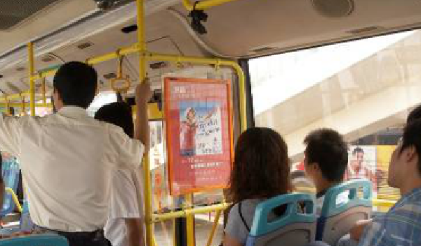 快速公交K1車內看板廣告投放案例