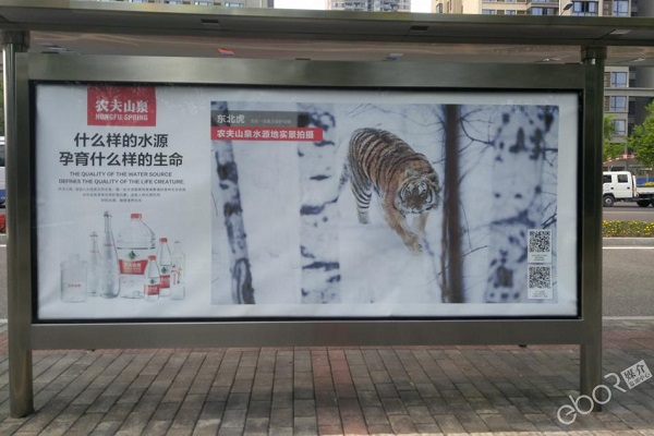 農夫山泉公交站臺燈箱廣告投放案例