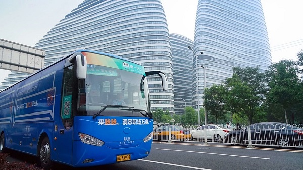 脈脈巴士車身廣告