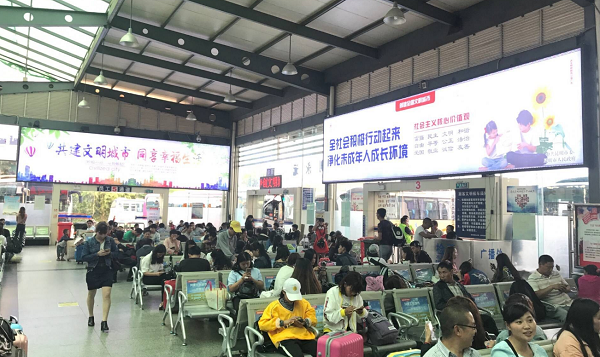 昆明汽車客運站候車廳門楣燈箱廣告
