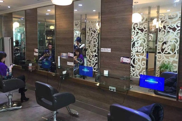 理發店鏡面廣告機
