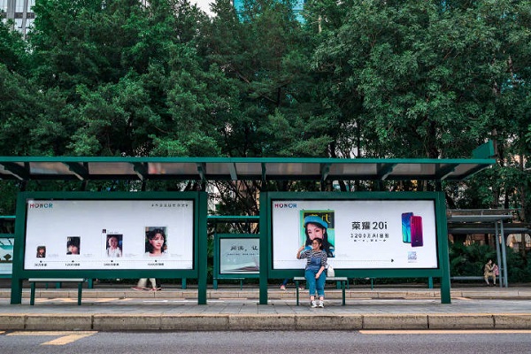 榮耀手機公交候車亭廣告