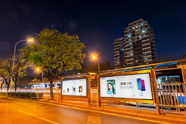 榮耀手機公交候車亭廣告